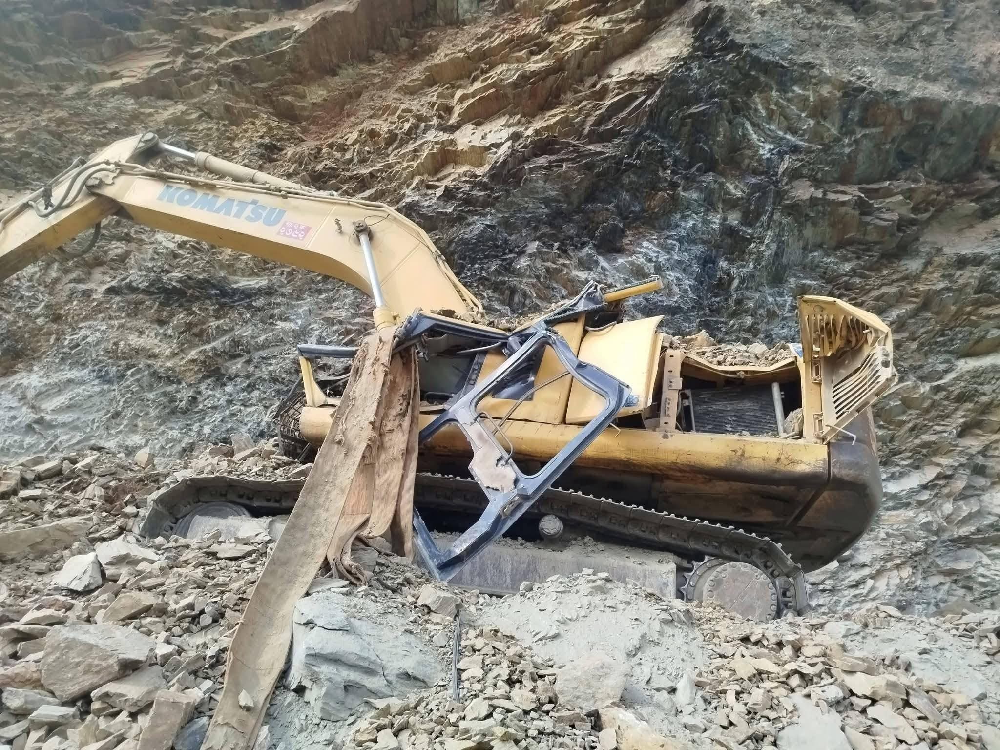पहिरोमा स्काभेटर पुरिँदा चालकको मृत्यु