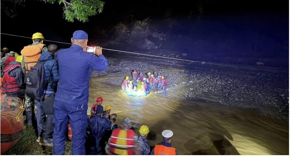 रोशीको बाढीबाट मध्यरातमा ८९ जनाको उद्धार, ५ जना चालक पक्राउ