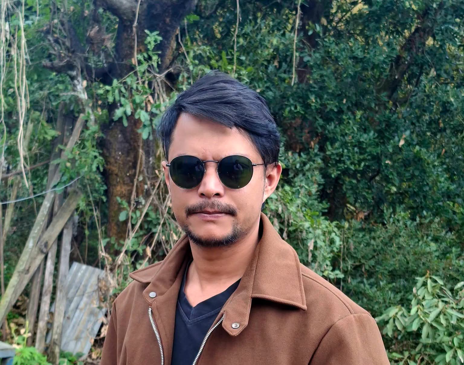 नुवाकोटको माटोबाट लोकसंगीतको शिखरसम्म : गायक तथा सर्जक दिनेश श्रेष्ठ